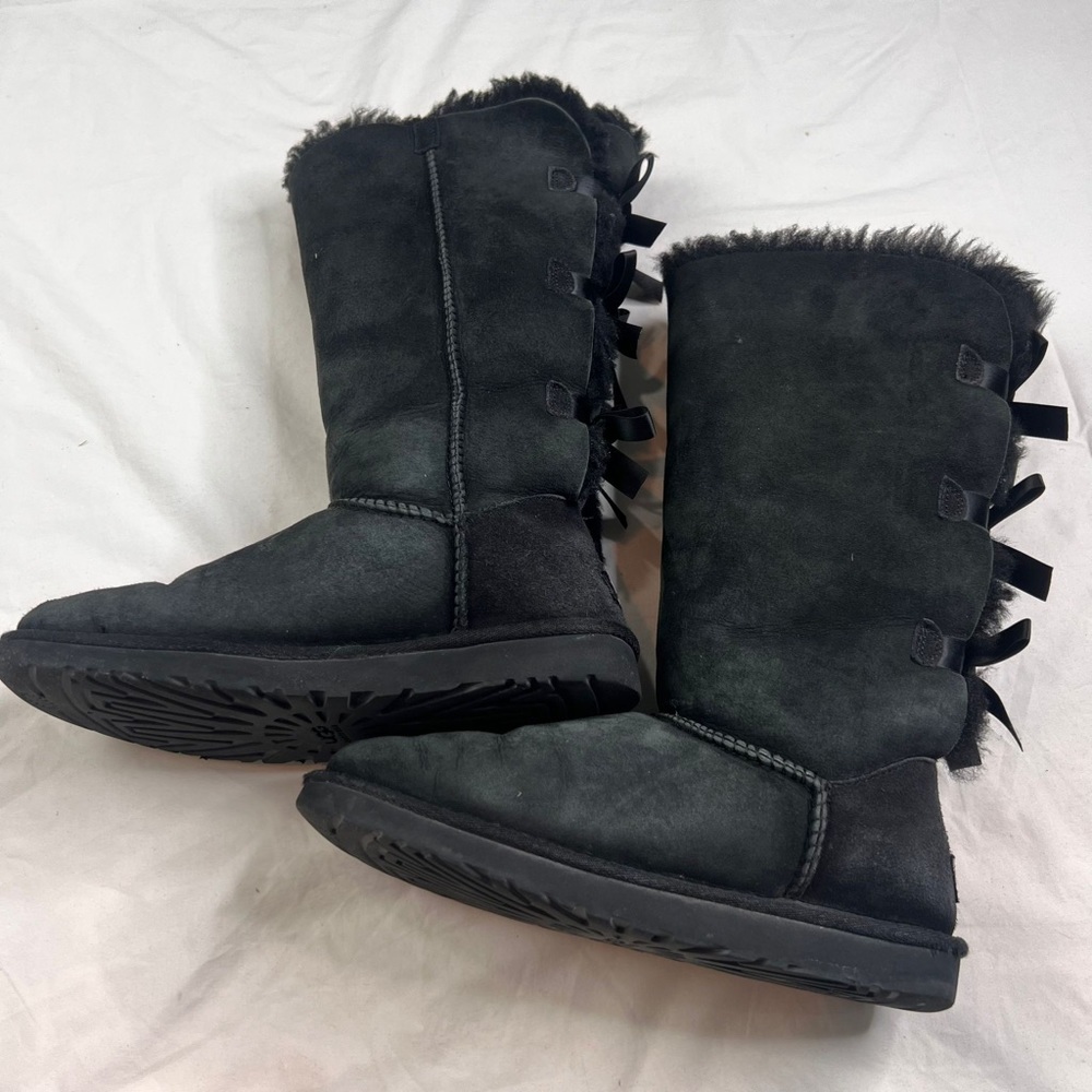 UGG AUSTRALIA WOMEN'S BLack BOOTS, BAILEY BOW,  SUEDE & SHEEPSKIN BOOTS, SIZE  8